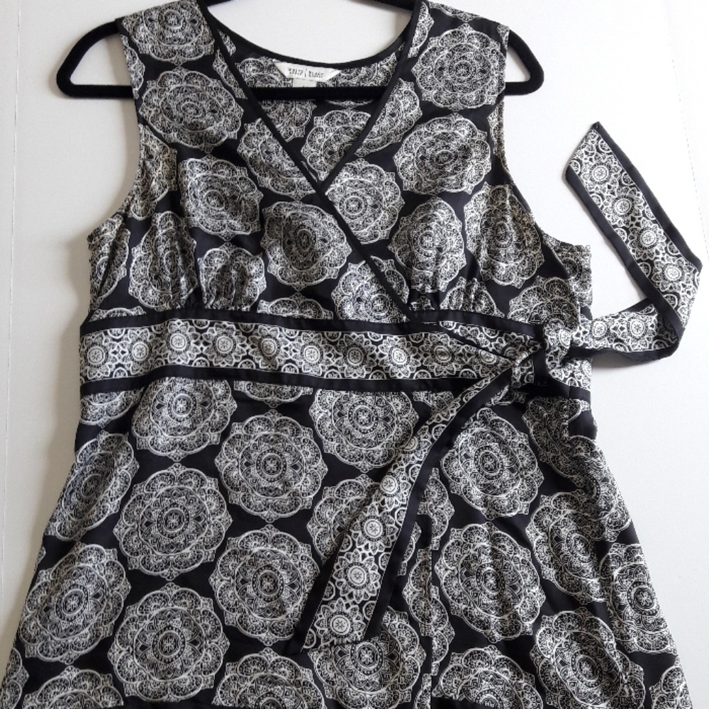 Large silk wrap top Black and white medallion